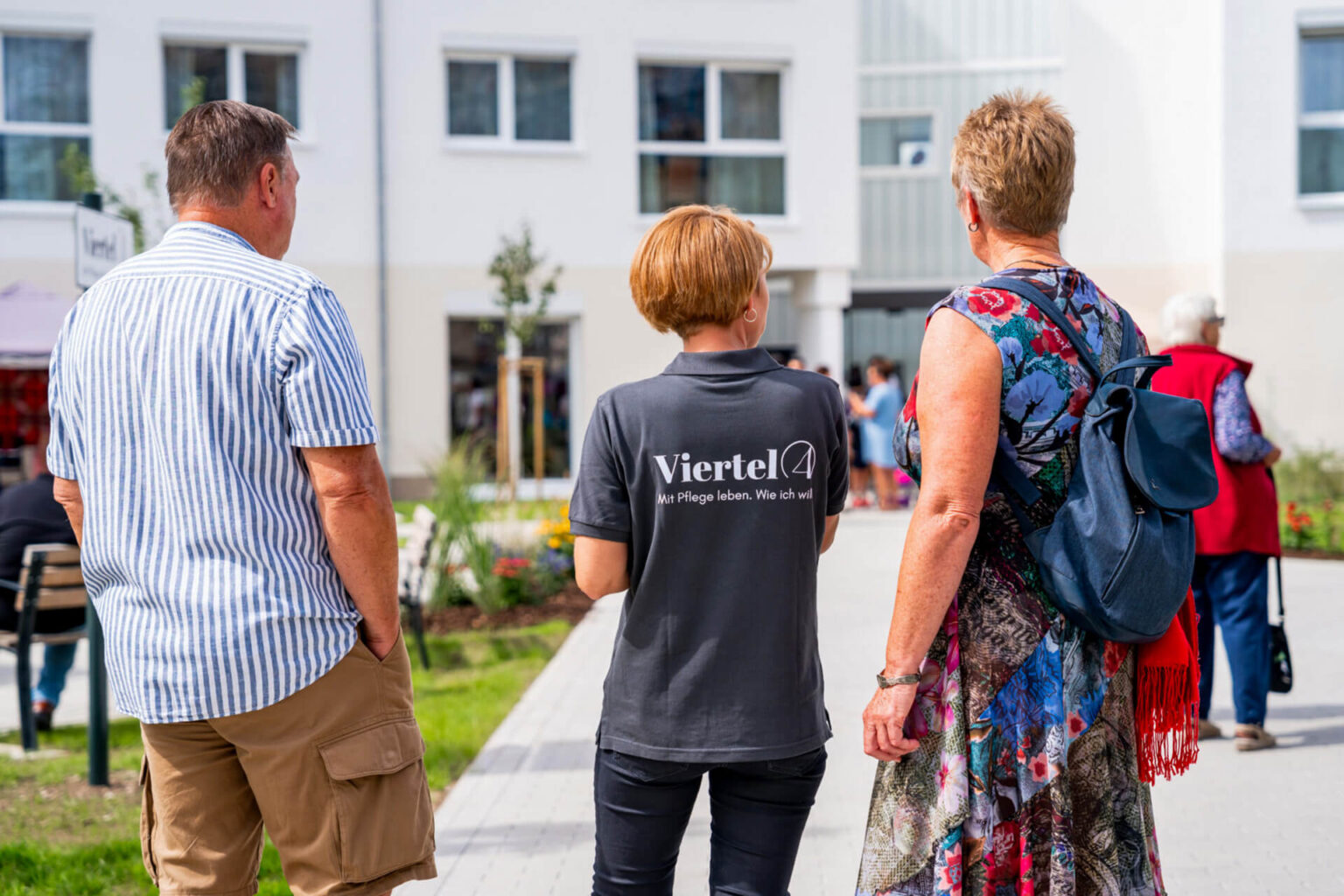 Betreuungsteam und Betreuungseinrichtung von außen am Standort in Stetten am kalten Markt.
