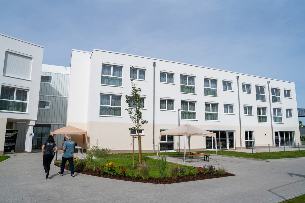 Pflegeeinrichtung in Stetten mit gepflegtem Außenbereich, Grünflächen und Pavillon für Bewohner.