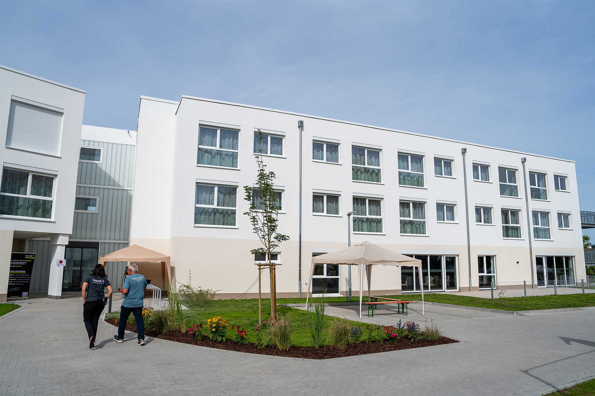 Pflegeeinrichtung in Stetten mit gepflegtem Außenbereich, Grünflächen und Pavillon für Bewohner.