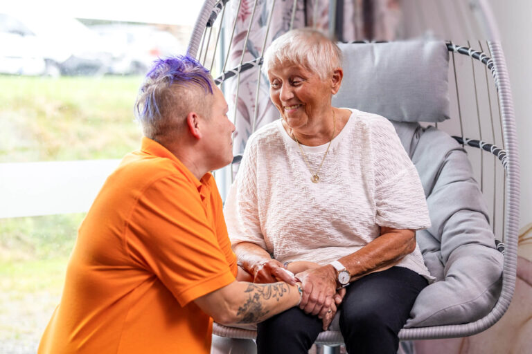 Pflegekraft bietet liebevolle Betreuung und Unterstützung für Seniorin in der ambulanten Pflege.