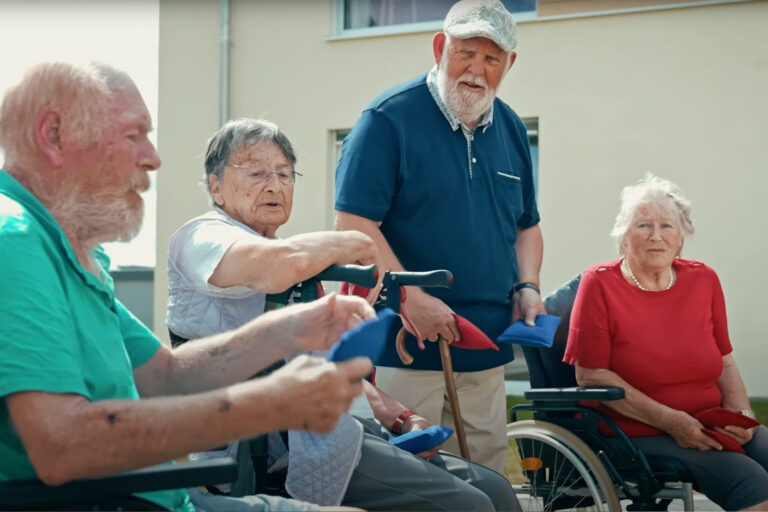 Gemeinsame Bewegung und Spiel: Senioren genießen eine Aktivität im Garten der Betreuungseinrichtung.