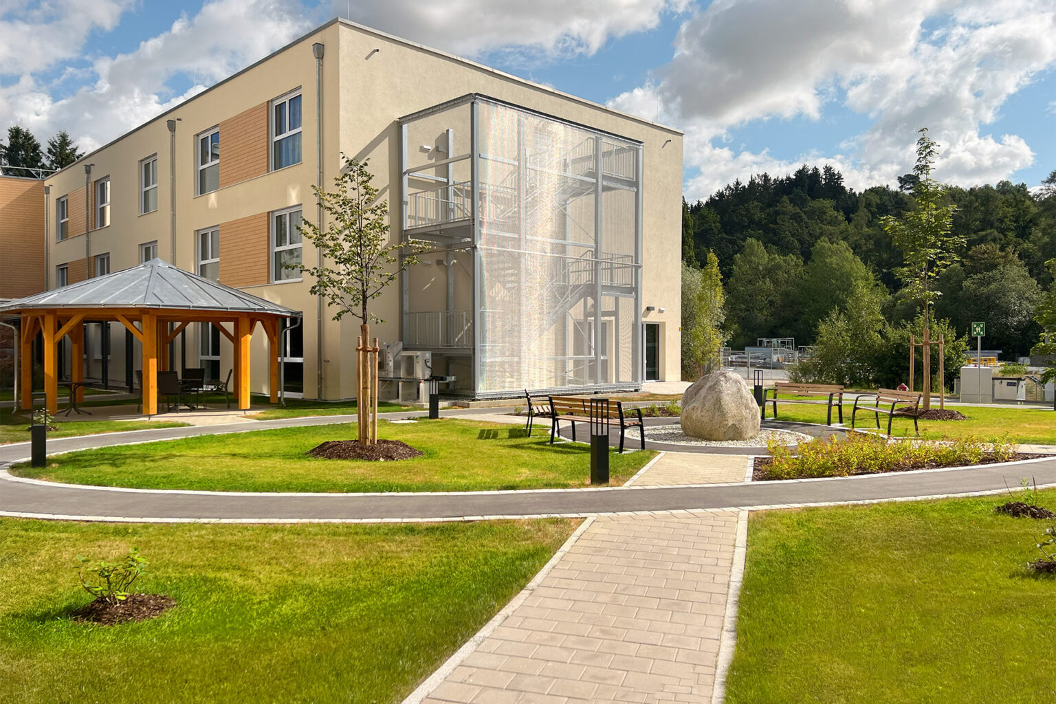 Pflegeeinrichtung in Moosthenning mit Außenbereich, Grünanlagen und Pavillon für entspannte Aufenthalte im Freien.