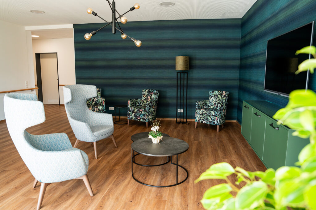 Pflegeheim in Moosthenning: Gemütliche Sitzecke