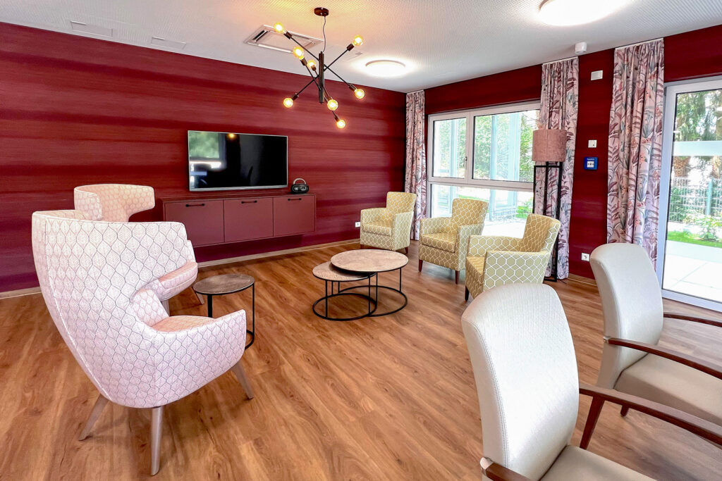 Modern eingerichteter Gemeinschaftsraum im Pflegeheim mit komfortablen Sesseln und wohnlicher Atmosphäre in das Pflegeheim in Moosthenning